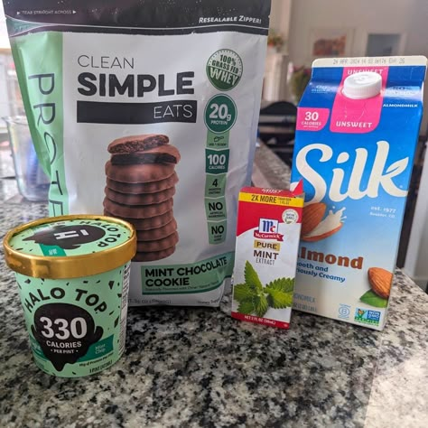 If you love mint cookies, you'll love this Mint Chocolate Protein Shake. It's low in calories, high in protein and full of flavor. Chocolate Mint Protein Shake, Mint Chocolate Chip Protein Shake, Clean Simple Eats Recipes Shakes, Clean Simple Eats Protein Shake, Mint Protein Shake, High Protein Milkshake, Oreo Protein Shake, Milkshake Ice Cream, Veggie Keto