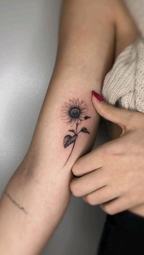 Meaningful Sunflower Tattoo, Proverbs 31 25 Tattoo With Flowers, Sunflower Minimalist Tattoo, Sunflower Tattoo Back, Minimalist Sunflower Tattoo, Girasoles Tattoo, Sunflower Tattoo Stencil, Simple Sunflower Tattoo, Small Sunflower Tattoo