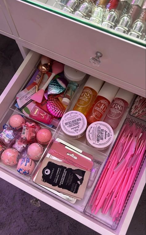 Skincare Drawer Aesthetic, Aesthetic Vanity, Draw Organizer, Vanity Setup, Brownie Packaging, Rangement Makeup, Dream Vanity, Makeup Collection Goals, Beauty Room Vanity