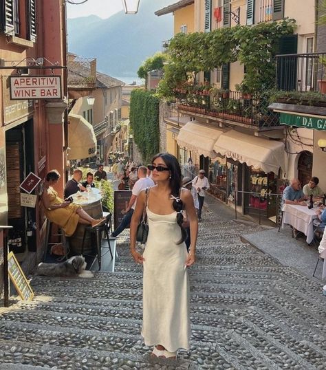 Rome Outfits, European Summer Aesthetic, Modest Casual Outfits, Summer Picture Poses, European Summer Outfits, Italy Summer, Europe Outfits, Italy Outfits, Belem