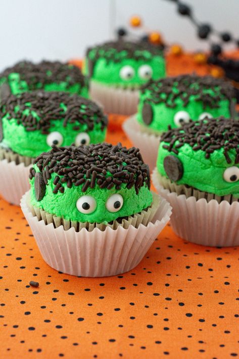 Frankenstein Cupcakes (Chocolate Cupcakes with Green Icing) Frankenstein Cupcakes, Frankenstein Cakes, Crazy Cupcakes, Frankenstein Mini Cake, Oreo Spider Cookies, Monster Muffins Green, Halloween Cupcakes Frankenstein, Halloween Icing, Dirt Cupcakes