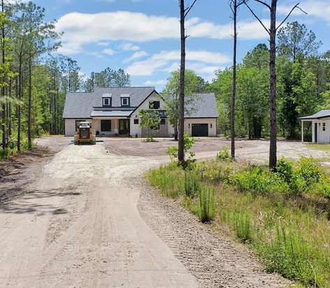 Roundabout Driveway Design, Country Circle Driveway, House Roundabout Driveway, Driveway Shape Ideas, Driveway Ideas Farmhouse, Turn Around Driveway Ideas, Farmhouse Driveway Ideas, Rural Driveway Ideas, U Shape Driveway