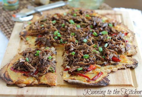 Pioneer Woman's Carnitas Pizza>>carnitas made with beef and pineapple juice instead of pork and orange juice - definitely have to try this!...kg Carnitas Pizza, Paleo Carnitas, Leftover Carnitas, Beef Carnitas, Carnitas Recipe, Paleo Crockpot, Slow Cooked Beef, Pizza Bread, Good Pizza