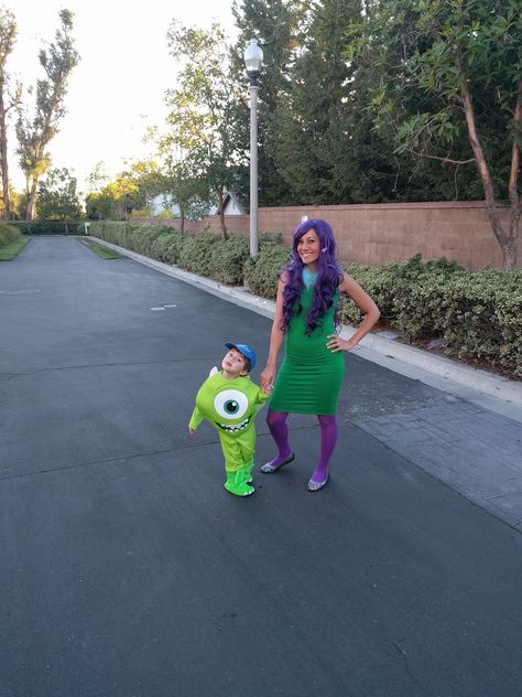 Mother & Son Halloween Costume - Mike Wazowski and Celia Mae from Monster's Inc. Mother Son Halloween Costumes, Family Themed Halloween Costumes, Dinosaur Halloween Costume, Themed Halloween Costumes, Matching Halloween Costumes, Baby Halloween Outfits, Baby Kostüm, Cruella Deville