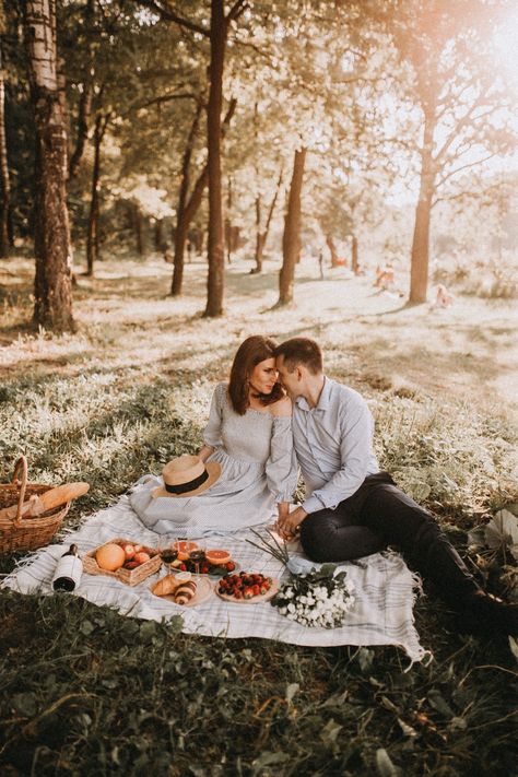 Picnic In The Park Photoshoot, Picnic Prenup Ideas, Fall Picnic Engagement Photos, Picnic Shoot Photo Ideas, Picnic Date Photoshoot, Couples Picnic Photoshoot, Floral Photo Shoots, Couples Picnic, Picnic Engagement Photos