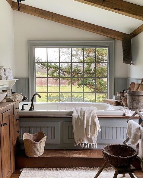 Country House Interior, Cottage Bathroom, Country Bathroom, Rustic Bathrooms, Modern Cottage, Bath Room, Simple Bedroom, House Bathroom, Farmhouse Bathroom