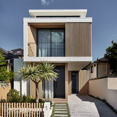 DECO Australia on Instagram: “Cove Lilyfield by Micrah Projects 🤩 Featuring DecoBatten QuickClick 2-piece battens in DecoWood Curly Birch. Developed by @micrahgroup…” Japandi House Design, Japandi House Exterior, Japandi Exterior, Japandi House, Exterior House Design, Duplex Design, House Design Exterior, Modern House Facades, Minimal House Design