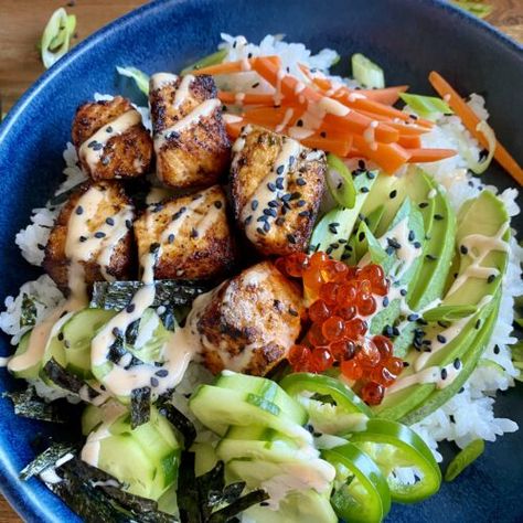 Salmon Bowls Healthy Air Fryer, Air Fryer Salmon Rice Bowl Recipes, Crispy Sriracha Salmon Bowls, Spicy Salmon Bowls Healthy, Sweet And Spicy Salmon Bowl, Crispy Spicy Salmon Bowls, Salmon Bites Bowl, Crispy Salmon Sushi Bowl, Spicy Salmon Bowl