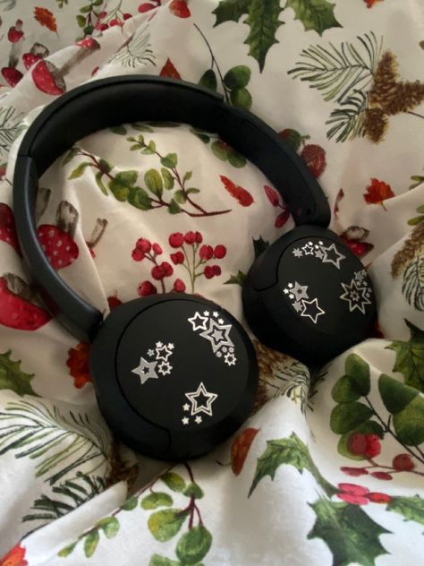 Headphone Design Ideas, Sony Headphones Stickers, Stickers On Headphones, Headphones With Stickers, Headphone Decoration, Sony Headphones, Headphones Design, Cool Electronics, Warm Christmas