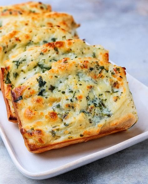 Cheesy Spinach Artichoke Bread Cheesy Spinach Artichoke Bread, Spinach Artichoke Pull Apart Bread Easy, Spinach Artichoke Squares, Spinach Artichoke Dip Bread, Artichoke Pie Recipe, Artichoke Bread Recipe, Spinach Artichoke Bread, Artichoke Bread, Spinach Bread