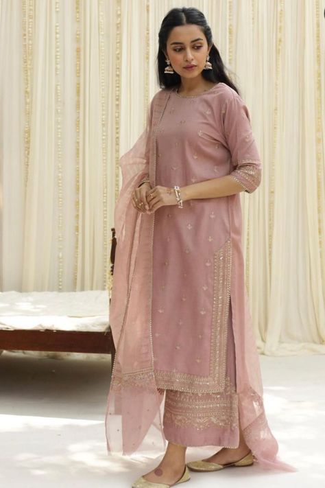 kurta suit set Eid Dress Ideas, Simple Dress Casual, Pink Dupatta, Trendy Outfits Indian, Desi Fashion Casual, Pakistani Fancy Dresses, Pakistani Dresses Casual, Fancy Dresses Long, Dress Design Patterns