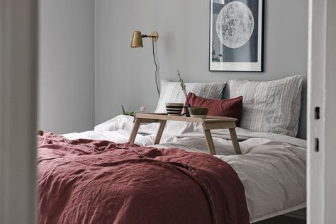 Cozy bedroom with red details Light Grey Bedroom Ideas, Light Grey Bedroom, Bedroom Ideas Cozy, Light Gray Bedroom, Grey Bedroom Ideas, Grey Bedroom Decor, White Apartment, Coco Lapine Design, Bedroom Decor Cozy