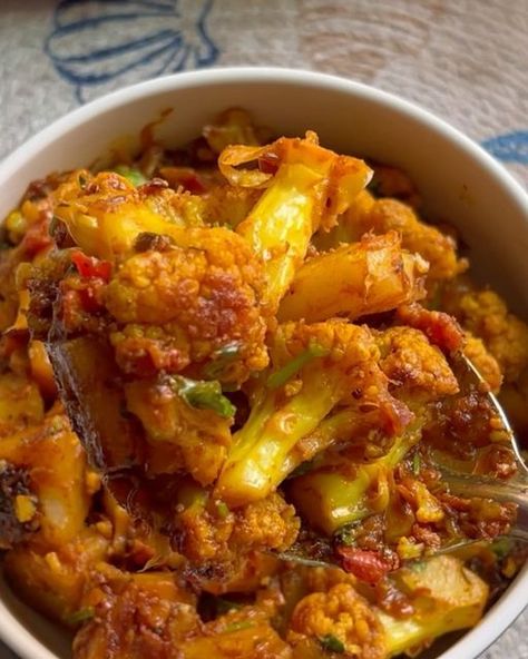 Vadodara Food & Travel Blogger | Shilpi on Instagram: "Aloo Gobhi ki sukhi masaledar sabzi😍 Aloo Gobi is one of such dishes which can be made in a hundred ways. So, there is not a particular single recipe for making any ‘aloo gobi’ This is a dry version and tastes awesome with roti, paratha, and some kind or raita. Do try it once, I know you will definitely adore this Dry Aloo Gobi Sabji. Ingredients: 1/2 kg Cauliflower (gobi), floret 2 Potato (Aloo) 2 teaspoon Red Chilli powder 1 tablespoon Coriander Powder (Dhania) 1 tablespoon Turmeric powder (Haldi) 2 tablespoon Onion, finely chopped 1 teaspoon Ginger, finely chopped 1 tsp garlic 1 green chilli 1 teaspoon Methi Leaves (Fenugreek Leaves) 1 tbsp Coriander (Dhania) Leaves, for garnishing Oil, as required Salt to taste Keep follow @mye Aloo Gobhi Sabji, Aaloo Gobhi Sabji, Aloo Gobhi Recipe, Gobhi Sabzi, Gobi Sabji, Cauliflower Gobi, Potato Aloo, Gobhi Recipe, Aloo Gobi Recipe