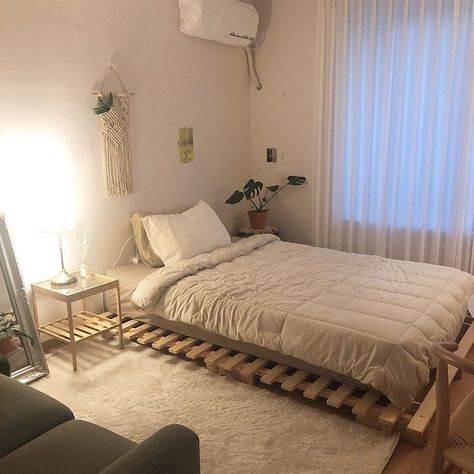 Simple Room Ideas Bedroom Small Spaces Aesthetic, Minimalist Bedroom Cozy Small Spaces, Windowless Bedroom Ideas, Floor Bed Ideas For Adults, Korean Bedroom Ideas, Cozy Small Bedrooms, Small Bedroom Decor, Small Room Design, Redecorate Bedroom