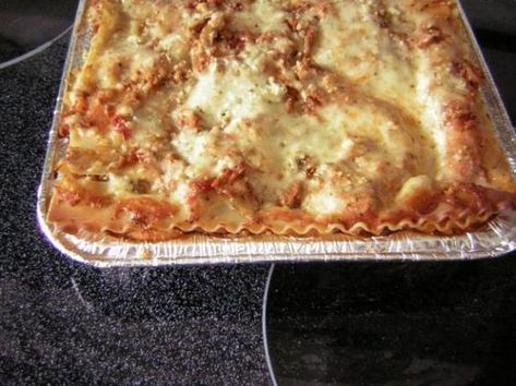 Ground Turkey Lasagna (549 calories for 1/8 of a 9x13 pan) Ground Turkey Lasagna Recipe, Turkey Lasagna Recipe, Ground Turkey Lasagna, Quick Lasagna, Dinner Tomorrow, Quick Meals To Make, Turkey Lasagna, Meat Lasagna, Trader Joes Recipes