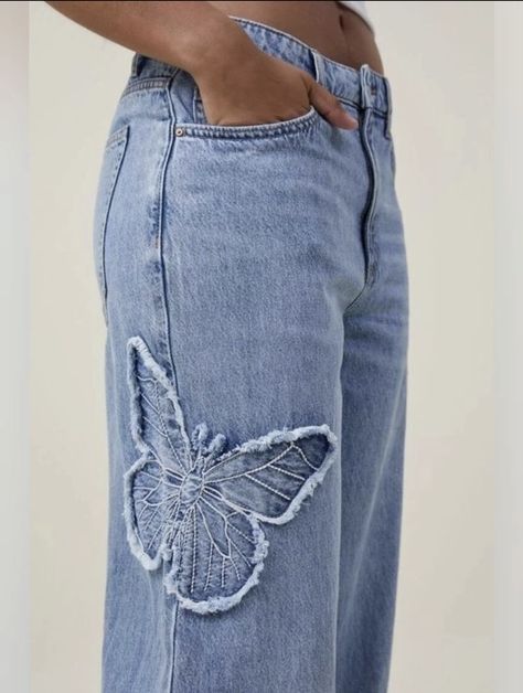 Jean Customization, Butterfly Jeans, Jeans Refashion, Denim Crafts Diy, Short Bra, Denim Projects, Denim Ideas, Recycled Jeans, Pola Sulam