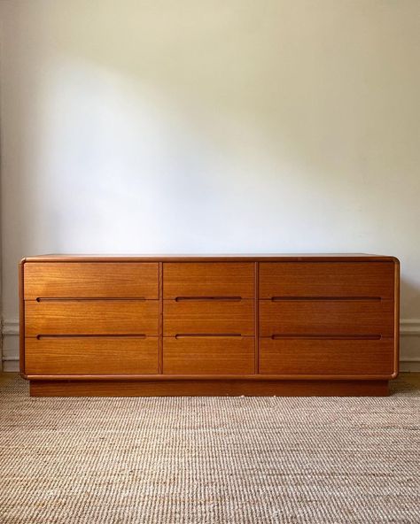 Wooden Dresser Aesthetic, Mid Century Drawers, Wooden Dresser Bedroom, Mid Century Modern Bedroom Design Ideas, Bedroom Draws, Midcentury Dresser, Dresser Aesthetic, Teak Bedroom, Mid Century Modern Bedroom Design