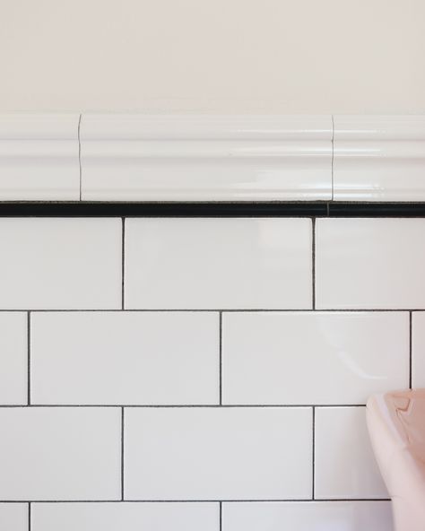 detail of subway tile with charcoal grout and black pencil tile | via Yellow Brick Home in partnership with The Tile Shop #ad Vintage Black And White Bathroom, Charcoal Grout, Herringbone Wall Stencil, Subway Tile Bathroom, Bathroom Yellow, White Subway Tile Bathroom, Vintage Pink Bathroom, Logan Lucky, Subway Tile Showers