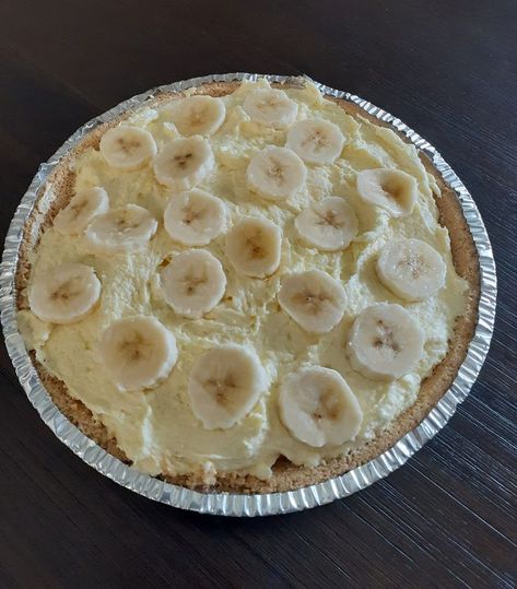 Follow instructions for Dream Pie using banana pudding mix.  Layer the pudding/dream whip mixture with sliced bananas.  So simple and perfect for a summer dessert! Dream Whip Recipes Desserts, Dream Whip Recipes, No Bake Banana Cream Pie, Banana Pie Recipe, Whip Recipes, Dream Pie, Birthday Pies, Vanilla Wafer Crust, Banana Cream Pie Recipe