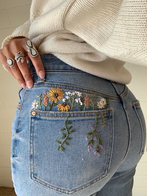 Logo Woman, Embroidery Jeans Diy, Clothes Embroidery Diy, Denim Embroidery, Mode Hippie, Diy Vetement, Hand Embroidery Projects, Pola Sulam, Embroidery On Clothes