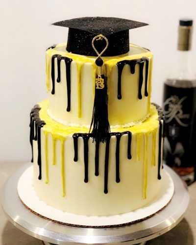 BlackGoldGradCake Black And Gold Graduation Cake, Black And Gold Graduation, Graduation Cake Designs, Tårta Design, Graduation Desserts, Cake Leveler, Graduation Party Cake, Ganache Recipe, Cake Layers