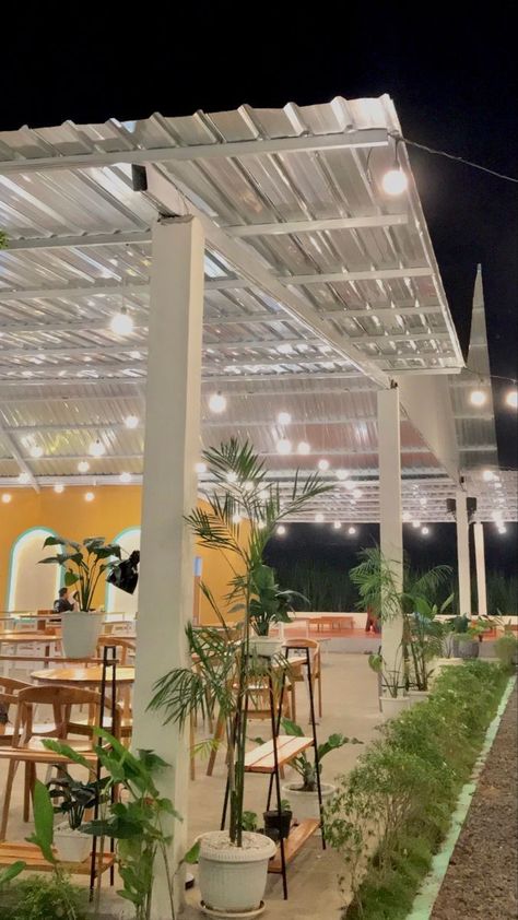 Dhaba Interior Design, Lampu Cafe Outdoor, Foodcourt Design Outdoor, Semi Outdoor Cafe, Outdoor Cafe Design Low Budget, Coffee Shop At Night, Outdoor Cafe Design Ideas, Backyard Restaurant, Cafe Design Inspiration