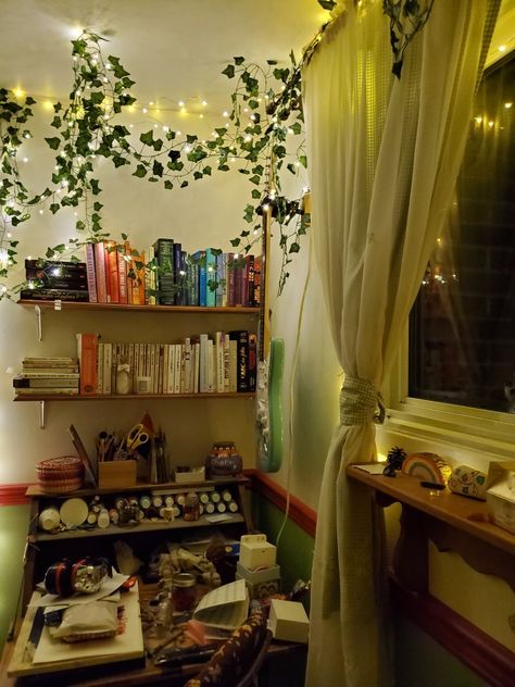 Just put some vines and fairie lights over my bookshelves and my desk and voilà! Shelf Lighting Ideas, Fairy Shelf, Gothic Homemaking, Shelf Lighting, My Bedroom, My Desk, Lighting Ideas, Fairy Lights, String Lights