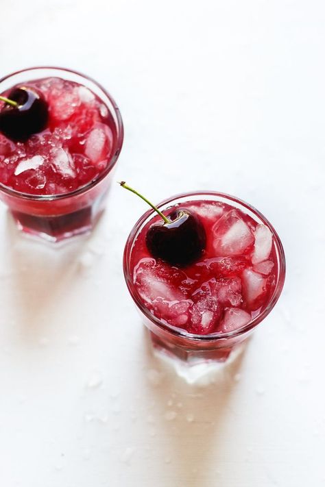 A lightly honey-sweetened gin smash with loads of fresh cherries and topped with sparkling water. A light, and easy summer cocktail. Gin Smash, Raspberry Cocktail, Easy Summer Cocktails, Healty Dinner, Cherry Cocktail, Strawberry Wine, Champagne Cocktail, Exotic Food, Fresh Cherries