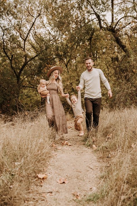 Fall Pasture Family Pictures, Fall Family Photo Location Ideas, Family Photos Mountains Fall, Fall Nature Family Pictures, Family Photo Poses Desert, Family In Field Photography, Cute Fall Photoshoot Ideas Family, Family Park Photoshoot Ideas, Fall Family Photos Poses With Toddler