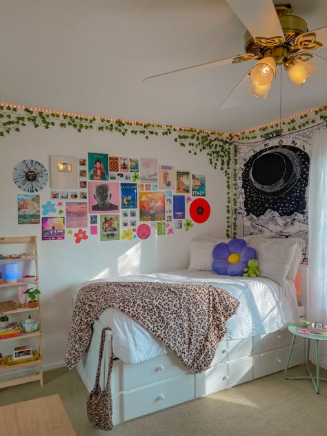 Chambre Indie Kid, Aesthetic Bedroom Wall Ideas, Room Vibe Ideas, Bedroom Indie Aesthetic, Room Inspiration Bedroom Colorful, Bedroom Inspo Indie, Aesthetic Room Ideas Indie, Colorful Indie Room, Pop Of Color Bedroom Ideas