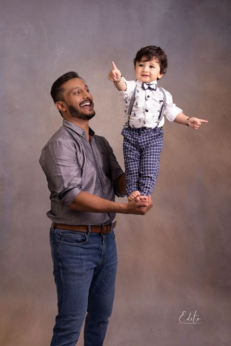 Father is holding 1 year baby standing on daddy’s hands Son And Father Photography, Dad And Son Photoshoot, Father’s Day Photoshoot, Dad And Son Photography, Father Son Poses, Father Son Photoshoot, 1 Year Baby Photo Shoot, Father And Son Photos, Father And Son Photoshoot