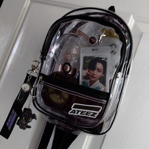 Ateez, atiny, kpop, concert, backpack, mochila K Pop Concert Bag, Concert Bag Essentials Kpop, Kpop Concert Bag Ideas, Ateez Diy Ideas, Concert Bag Kpop, Atiny Ateez Concert Outfit, Atiny Concert Outfit, Kpop Concert Bag, Kpop Concert Aesthetic