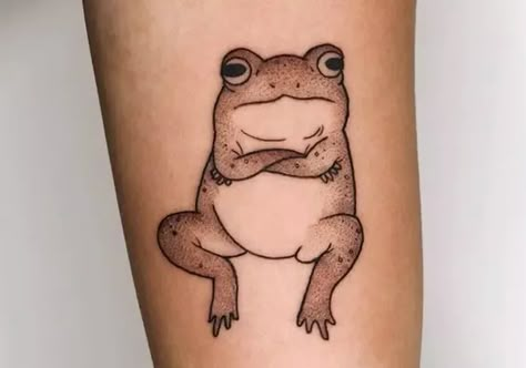 30 Coolest Frog Tattoo Designs Grumpy Frog Tattoo, Cartoon Frog Tattoo Ideas, Frog Minimalist Tattoo, Cool Frog Tattoo, Black And White Frog Tattoo, Frog Flash Tattoo, Traditional Frog Tattoo, Cute Frog Tattoo, Frog Tattoo Design