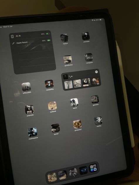 Black Ipad Homescreen, Black Ipad Layout, Dark Ipad Layout, Ipad Black Aesthetic, Dark Ipad Aesthetic, Ipad Wallpaper Dark, Dark Aesthetic Wallpaper Ipad, Dark Ipad Wallpaper, Dark Mode Iphone Layout