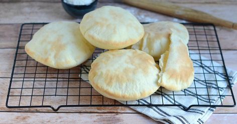 Découvrez la recette de Pain pita maison à faire en 30 minutes. Dans un saladier, versez la farine et faites un puits. Ajoutez le sucre, le sel, l’huile d’olive et la levure boulangère. Versez l’eau tiède petit à petit tout en mélangeant l’ensemble jusqu’à obtenir une boule de pâte. Mettez le pâton sur un plan de travail puis commencez à pétrir la… Pita Pocket Recipes, Bread Recepies, Pane Naan, Pita Bread Recipe, Pain Pita, Pita Sandwiches, Homemade Bread Recipes Easy, Lemon Bread, Easy Food Art