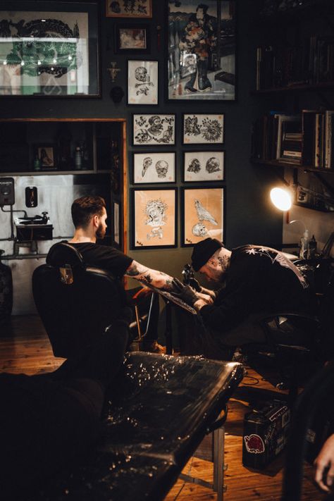 Tattooing Aesthetic, Tattoo Artists Aesthetic, Tattoo Studio Aesthetic, Tattoo Shop Aesthetic, Tattoo Artist Aesthetic, Cover Ups Tattoo, Tattoo Room, Tattoo Shop Interior, Tattoo Photoshoot