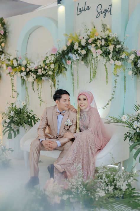 Pose Pengantin Di Pelaminan, Pelamin Pose, Pose Pengantin, Pose Wedding, Pose Couple, Foto Prewedding, Wedding Ides, Muslim Wedding Photography, Muslimah Wedding Dress