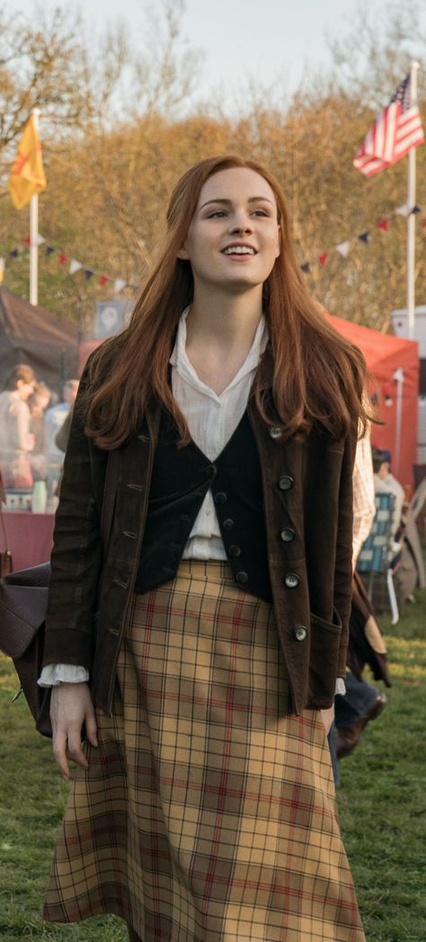 Lily Evans Outfit, Sophie Skelton, Lily Evans Potter, Marauders Dr, Welcome To Hogwarts, Lily Potter, All The Young Dudes, Lily Evans, Harry Potter Anime