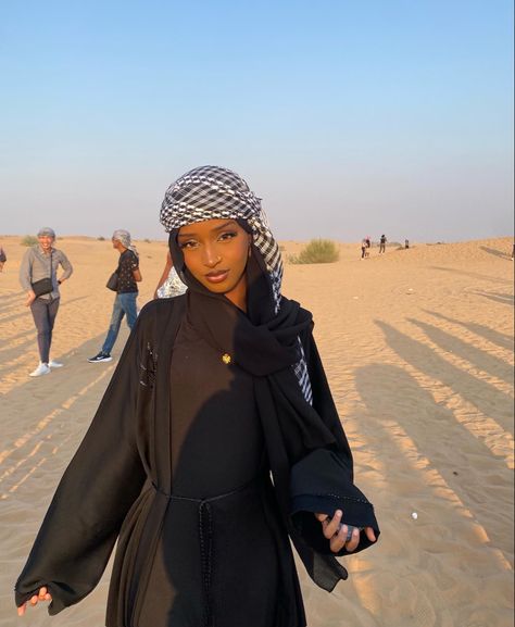 Keffiyeh Outfit, Head Scarf Outfit, Vaca Outfits, Christian Veiling, Africa Chic, Arab Scarf, Obx Dr, Teen Style, Modest Outfit Ideas