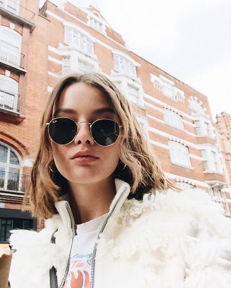 I N S T A G R A M @EmilyMohsie Ray Ban Clubmaster Women, Ray Ban Wayfarer Women, Ray Ban Glasses Women, Ray Ban Sunglasses Women Wayfarer, Ray Ban Sunglasses Women Aviators, Pink Ray Bans, Sunglasses Women Round Face, Ray Ban Round, Ray Ban Erika Sunglasses