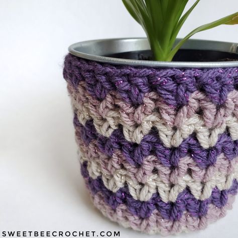 V Stitch Plant Pot Cozy - Free Crochet Pattern - Sweet Bee Crochet Plant Cozy Crochet, Crochet Plant Pot Cover Free Pattern, Crochet Pot Cover, Crochet Plant Pot Cover, Crochet Planter Cover, Crochet Plant Pot, Planter Cover, Bee Crochet, Crochet Pot