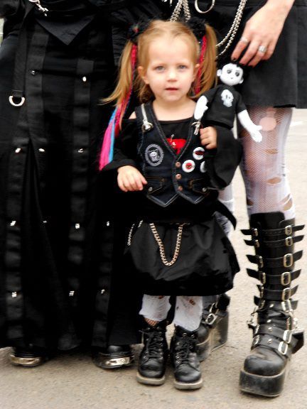 Goth Parents, Goth Family, Punk Mom, Alternative Baby Clothes, Punk Rock Baby, Punk Emo, Emo Teen, Chica Punk, Couple With Baby