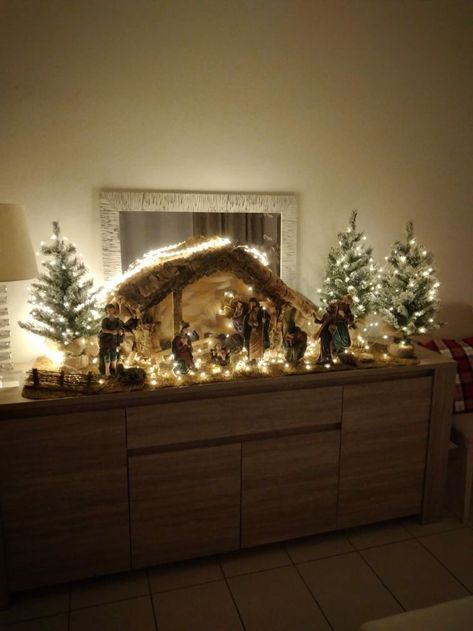 Christmas Nativity Scene Display Indoor, Nativity Scene Decor Ideas, Nativity Set Display Ideas, Nativity Sets Display, Christmas Nativity Scene Diy, Christmas Nativity Scene Display, Christmas Crib Ideas, Ideas Decoracion Navidad, Nativity Scene Display