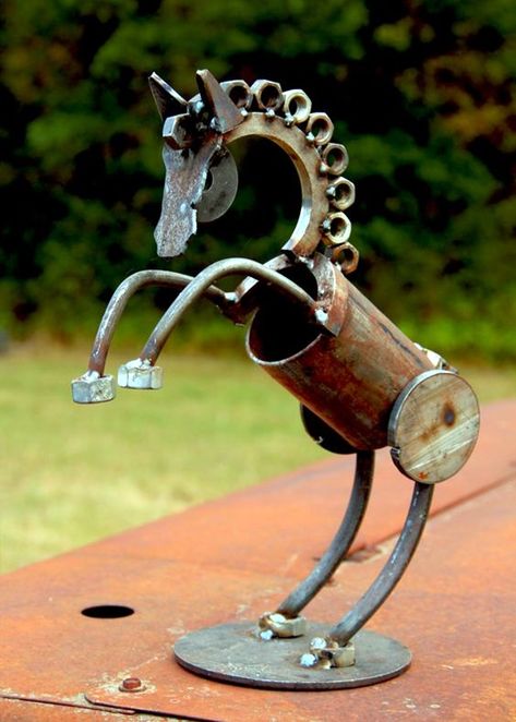 40 Utterly Beautiful Rusted Metal Art Works - Bored Art Metal Sculpture Artists, Koti Diy, Metal Horse, Welding Art Projects, Horseshoe Art, Metal Tree Wall Art, Metal Yard Art, Metal Welding, Metal Garden Art