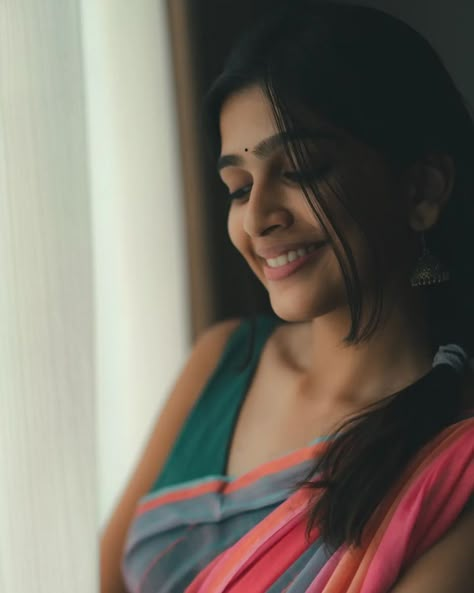 Janapada Video, Anju Kurian, Saree Shoot, Easy Flower Drawings, Samantha Pics, Actress Without Makeup, Indian Celebrity, Girl Crush Fashion, Indian Photoshoot