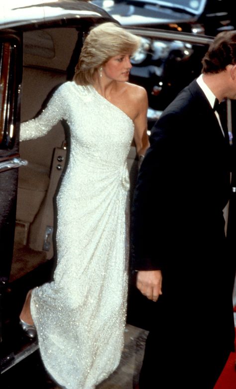 Princess Diana Dresses, Princess Diana Fashion, Princess Diana Pictures, Princes Diana, Style Royal, Diana Fashion, Charles And Diana, Modern Princess, Evolution Of Fashion