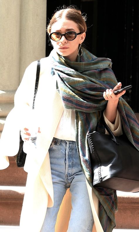 Ashley Olsen Heads Out In A 90s-Inspired Layered Look With Jeans Olsen Twins Style 2023, Ashley Olsen Style, Olsen Fashion, Olsen Twins Style, Candid Photo, Olsen Twins, Mary Kate Olsen, Ashley Olsen, Light Jeans