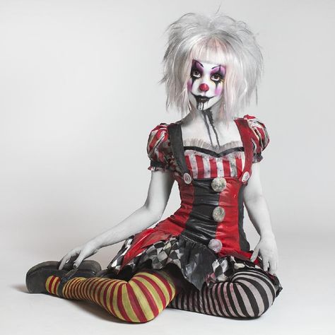 3,219 Likes, 60 Comments - Tesa Ellis (@tesazombie) on Instagram: “Photo by: @softfocusprod /@justanotherartmajor Clown is me ☺” Pierrot Costume, Scary Clown Costume, Clown Costume Women, Clown Clothes, Dark Circus, Female Clown, Clown Halloween, Halloween Clown, Cute Clown