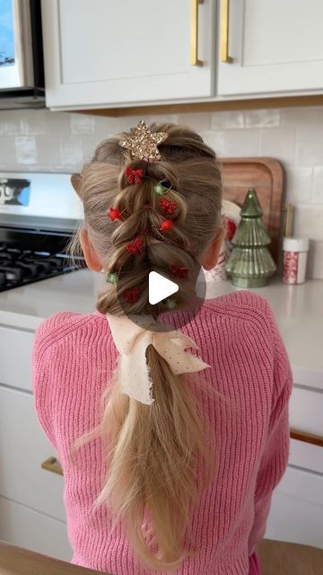 Bek Marsden on Instagram: "CHRISTMAS TREE HAIR 🎄✨ 😭 wait who wants to do this to my hair because no way I can do this to myself but im obsessed! Lights optional! And just decorate with anything you have at home! I even made the star clip myself with a clip and hard sparkly paper!! 🥰✨🫶🏻 #hairstyles #momlife #mom #girlmom #toddlerhair #funhair #toddlerhairstyles #diymom #craftymom #christmashair #holidayhair #christmastreehair #hairtutorial #hairstyle #hair #kidhairstyles #funmom" Christmas Tree Hair Kids, Kids Christmas Hairstyles Fun, Creative Christmas Hat Ideas, Holiday Hairstyles For Kids, Hair Christmas Tree, Christmas Updo, Whacky Hair Day, Girls Christmas Hair, French Braid Short Hair