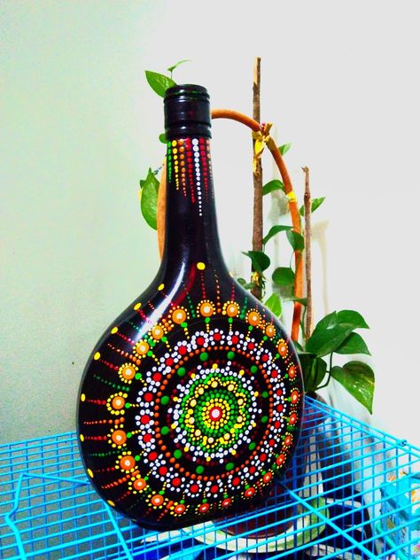 Mandala Art In Bottle, Dot Mandala Art On Bottle, Dot Mandala On Bottle, Mandala Art Dot Painting, Bottle Dot Painting, Bottle Mandala Art, Mandala Bottle Art, Art Using Acrylic Paint, Bottle Art Projects